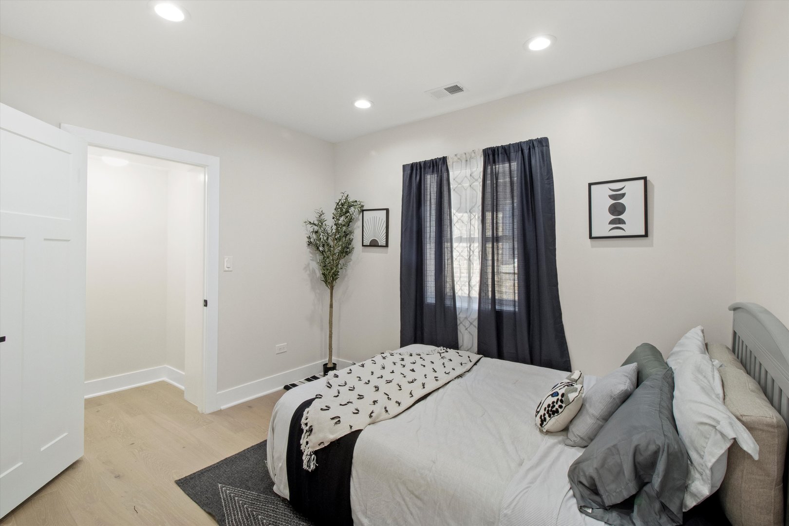 6144 N Maplewood Avenue, Chicago, IL 60659