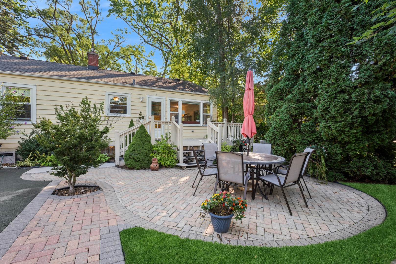 738 Pleasant Avenue, Glen Ellyn, IL 60137