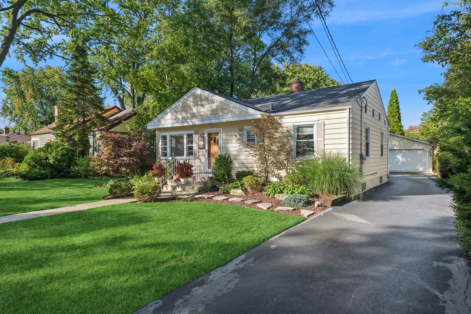 738 Pleasant Avenue, Glen Ellyn, IL 60137