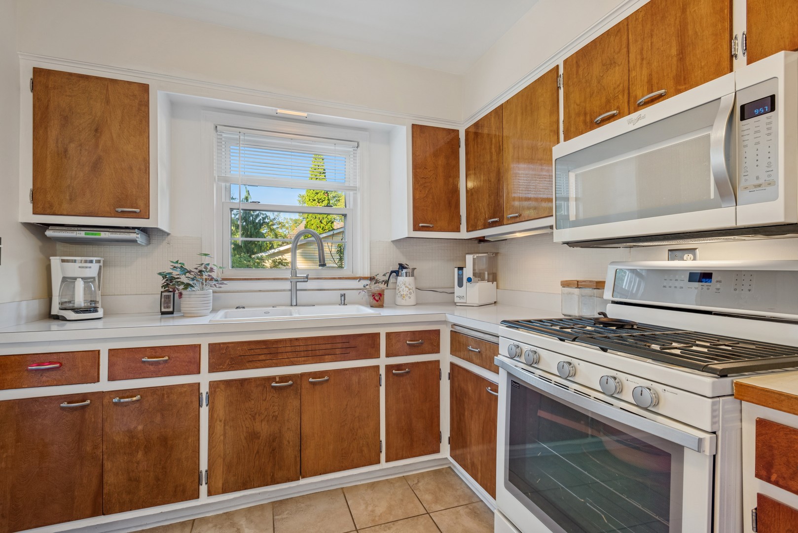 738 Pleasant Avenue, Glen Ellyn, IL 60137