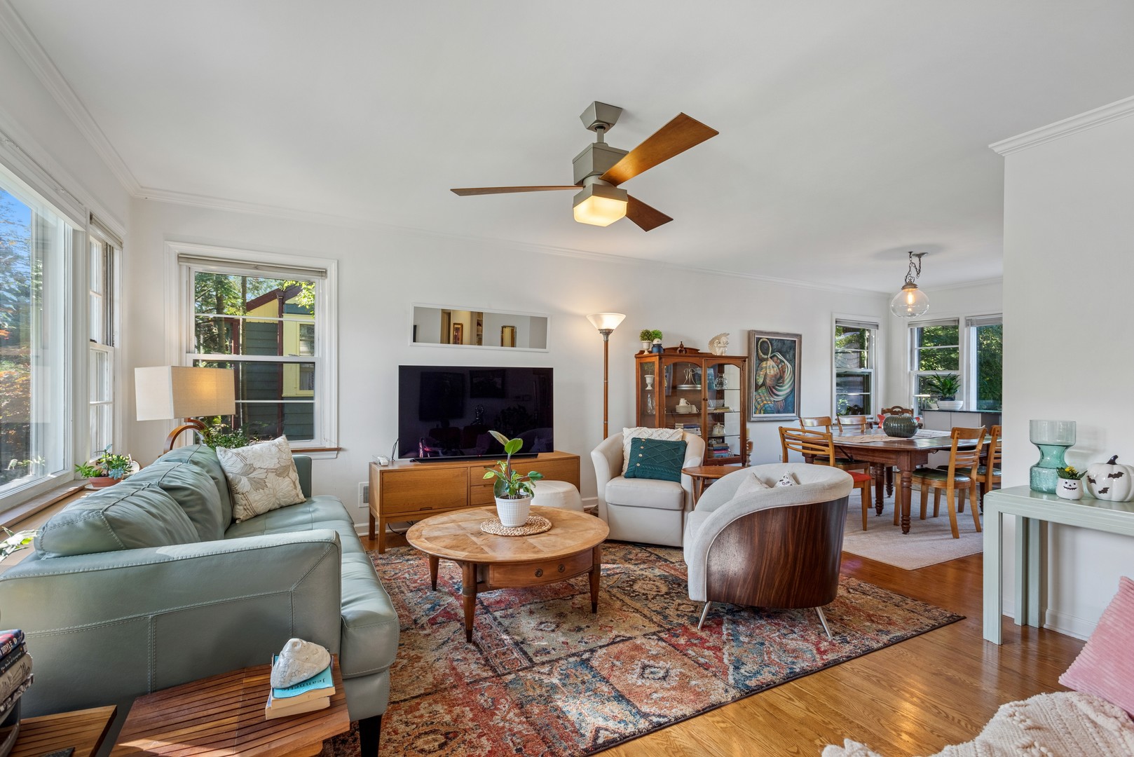 738 Pleasant Avenue, Glen Ellyn, IL 60137