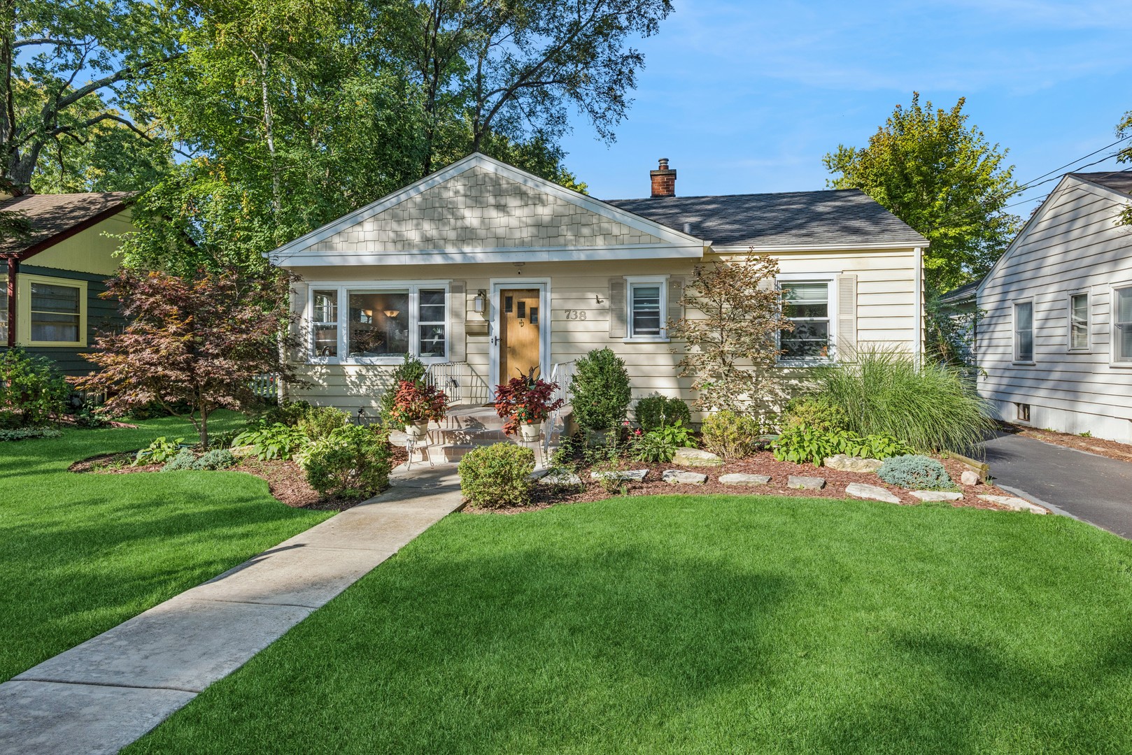 738 Pleasant Avenue, Glen Ellyn, IL 60137