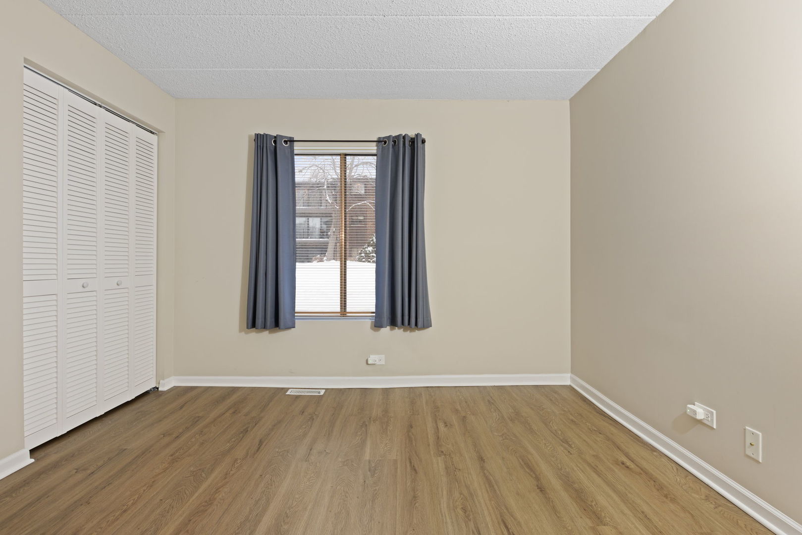 63 W 64th Street #102, Westmont, IL 60559