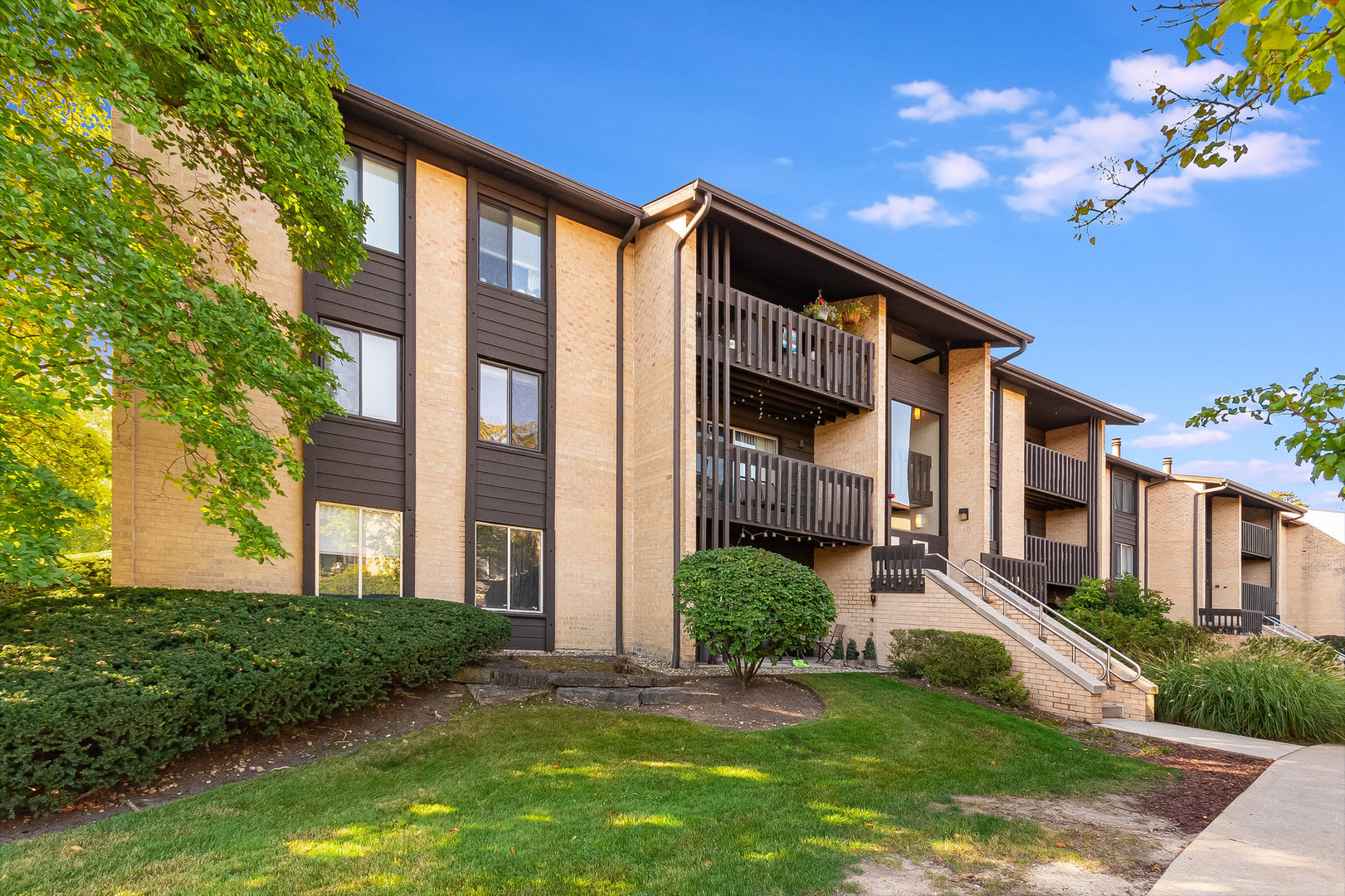 6165 Knoll Wood Court #302, Willowbrook, IL 60527
