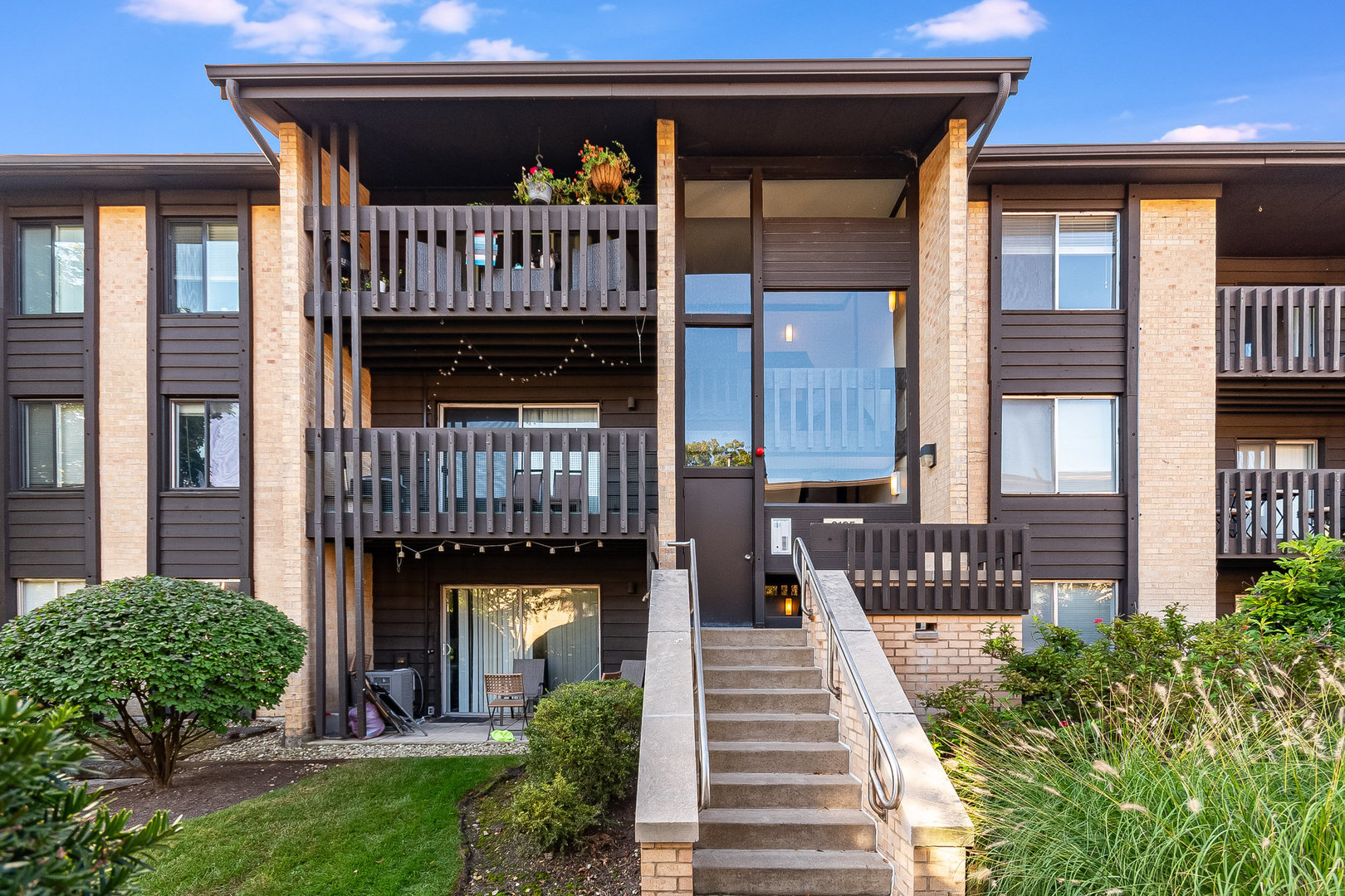 6165 Knoll Wood Court #302, Willowbrook, IL 60527