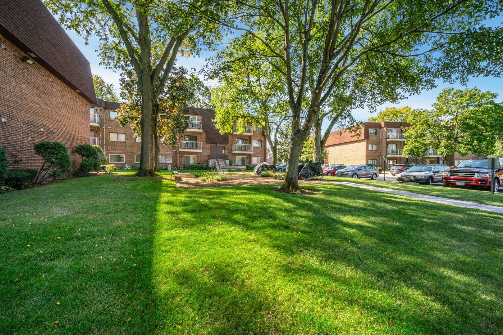 613 W Central Road #B7, Mount Prospect, IL 60056