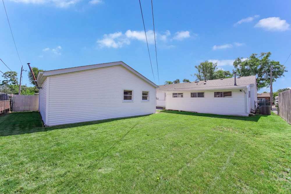 216 Hayes Avenue, Romeoville, IL 60446