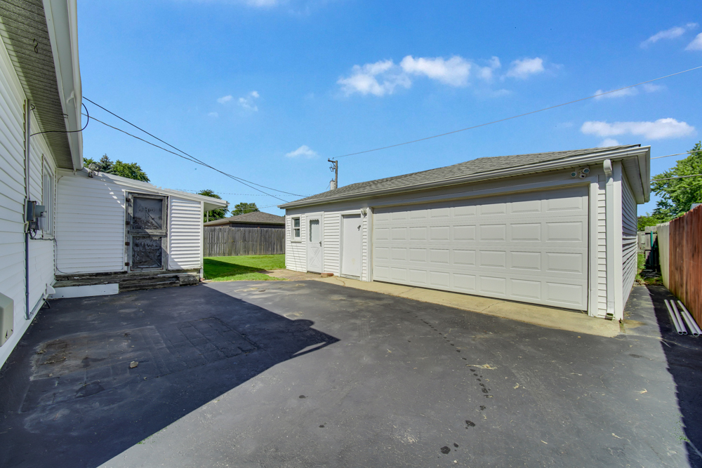 216 Hayes Avenue, Romeoville, IL 60446