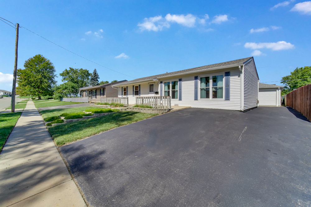 216 Hayes Avenue, Romeoville, IL 60446