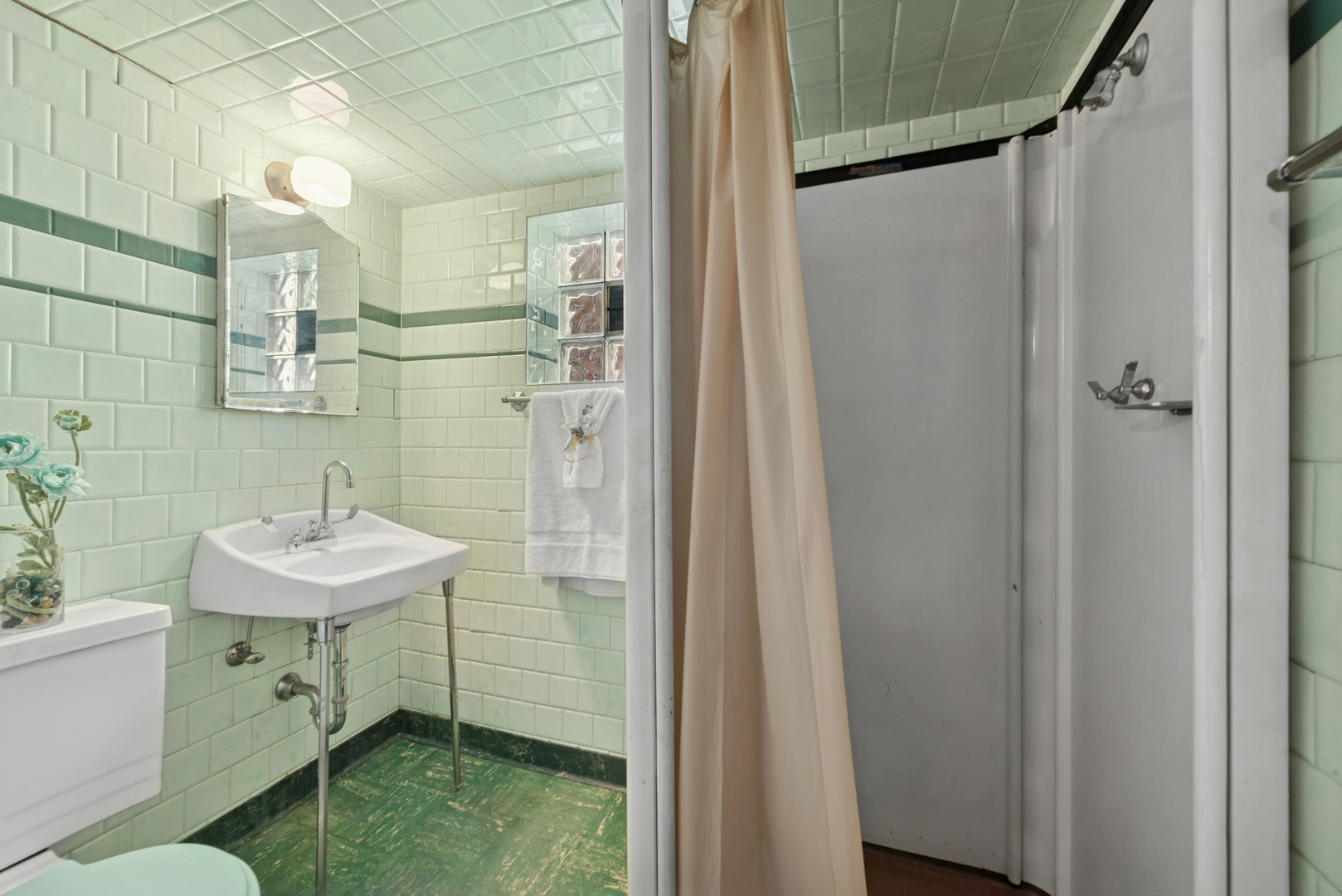 3315 N Ozark Avenue, Chicago, IL 60634