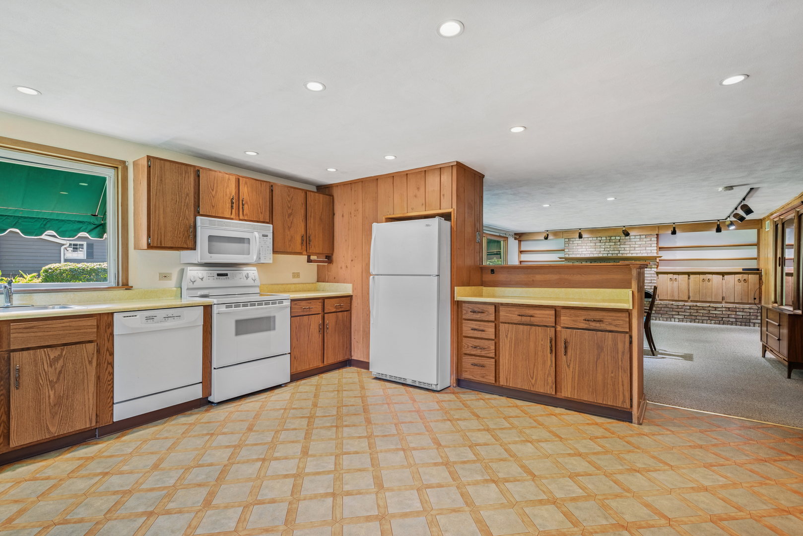 104 E Elm Street, Wheaton, IL 60189
