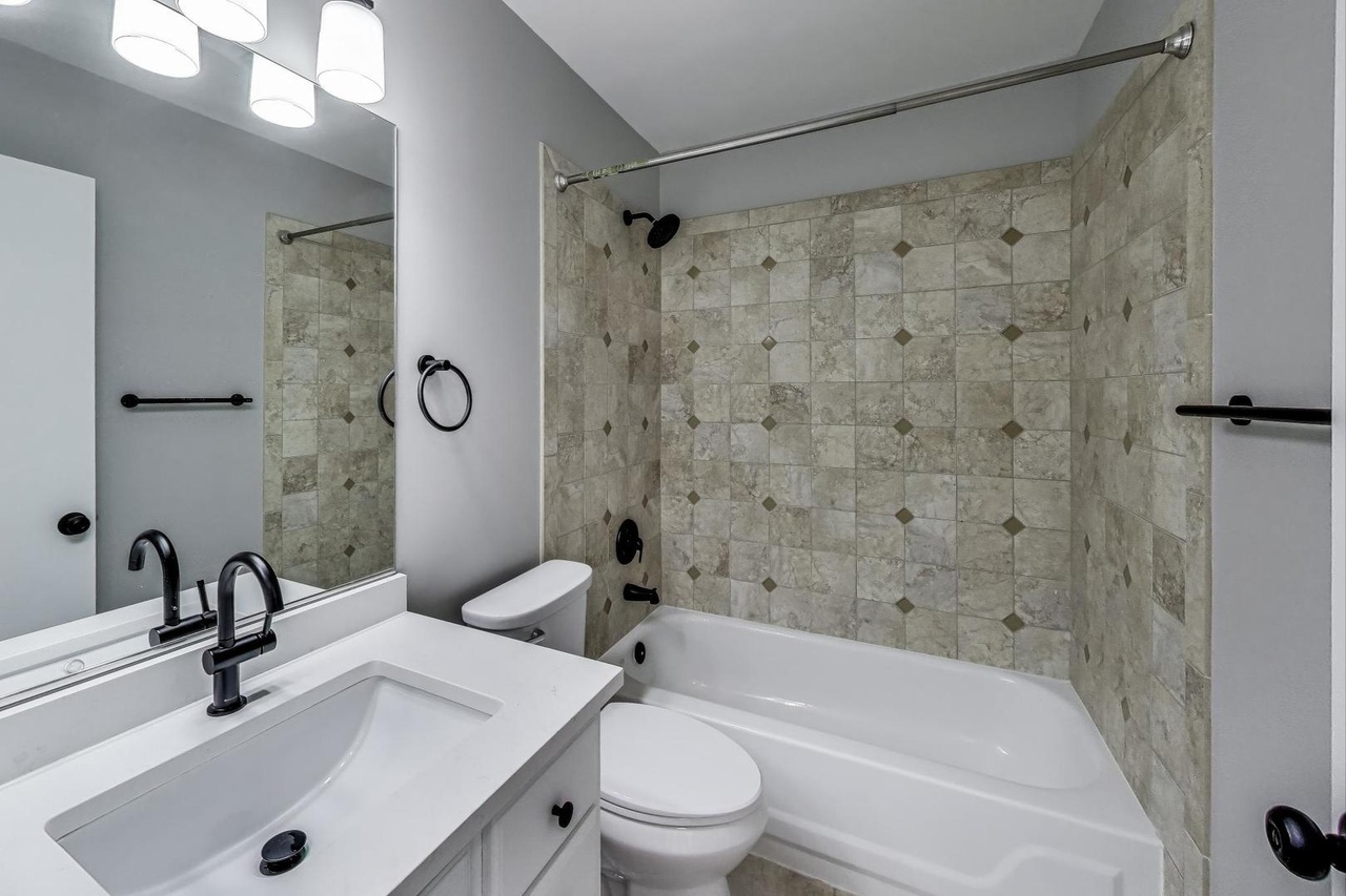 2105 GLASGOW Court, Hanover Park, IL 60133