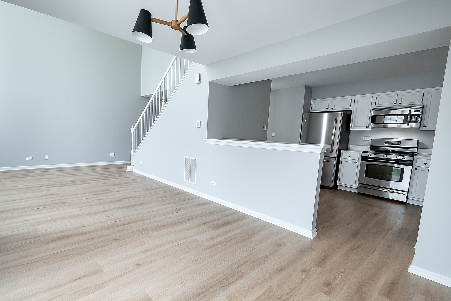 2105 GLASGOW Court, Hanover Park, IL 60133