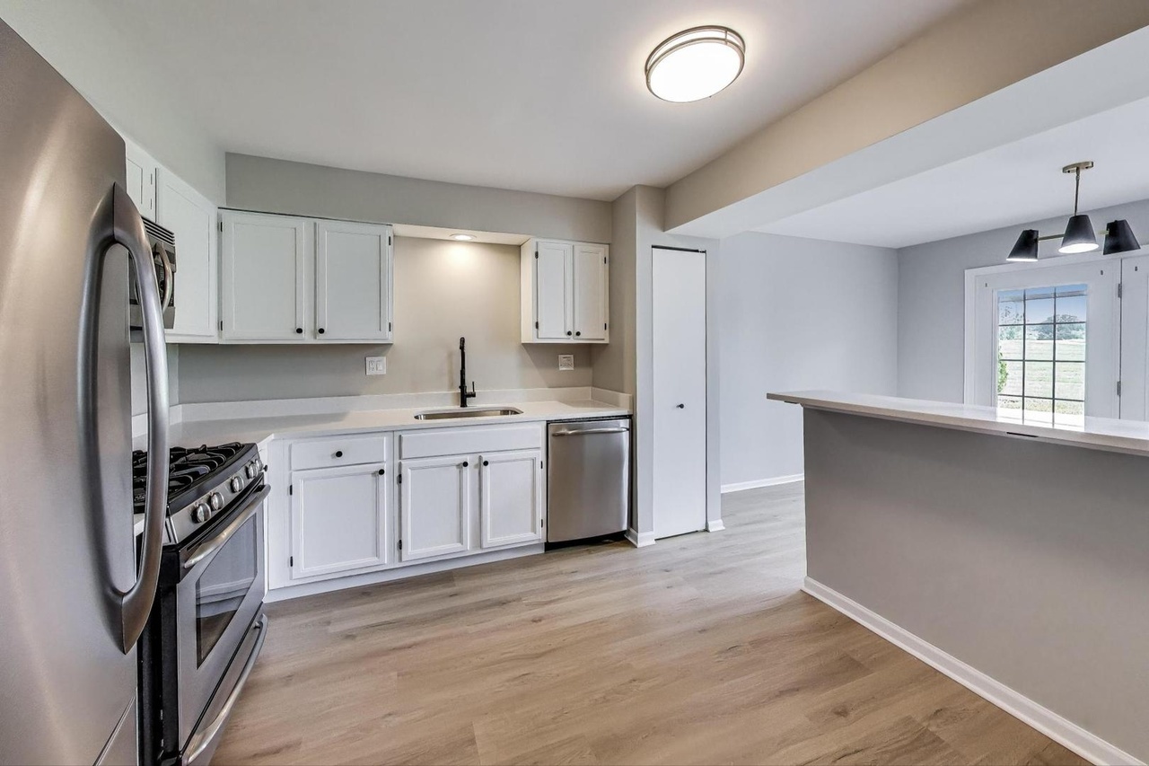 2105 GLASGOW Court, Hanover Park, IL 60133