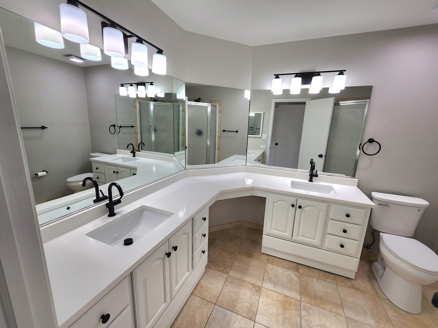 2105 GLASGOW Court, Hanover Park, IL 60133