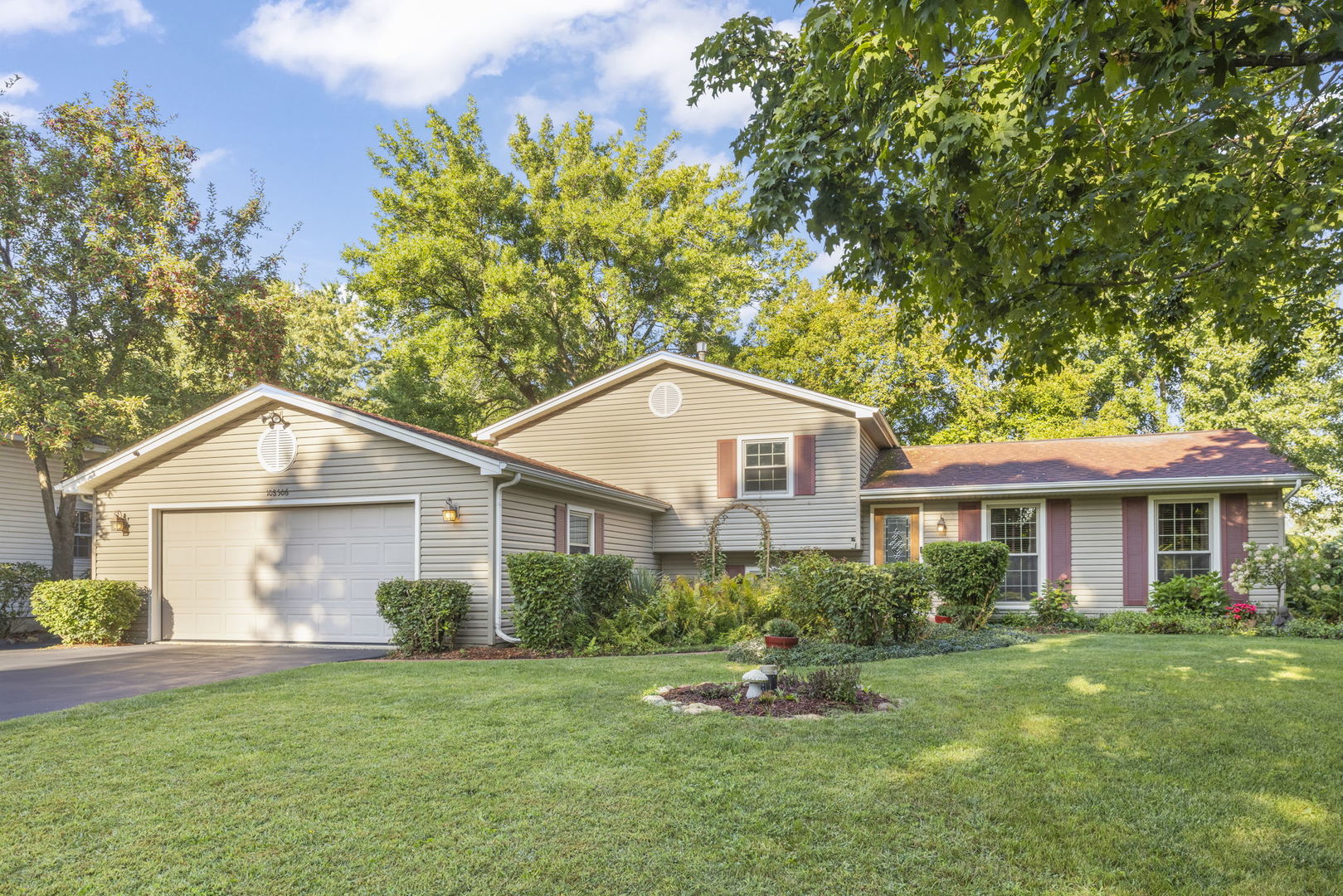 10S506 Whittington Lane, Naperville, IL 60564