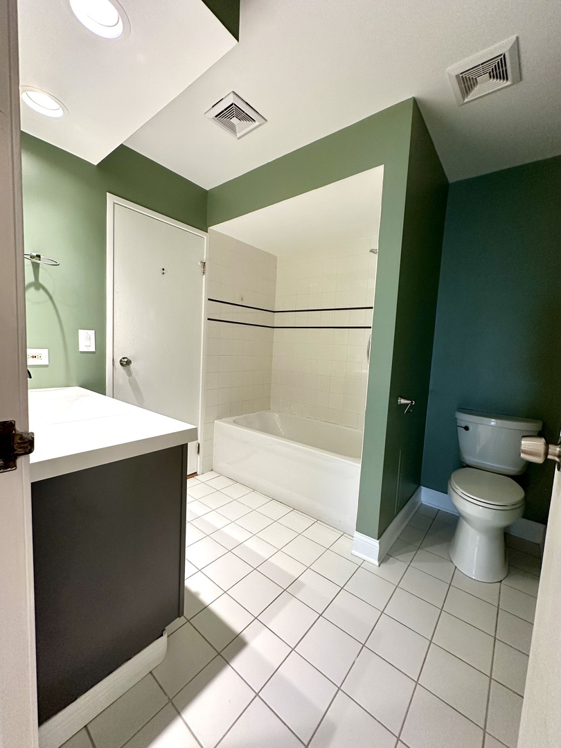 920 N Lakeside Drive #1D, Vernon Hills, IL 60061