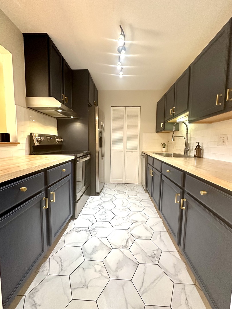 920 N Lakeside Drive #1D, Vernon Hills, IL 60061