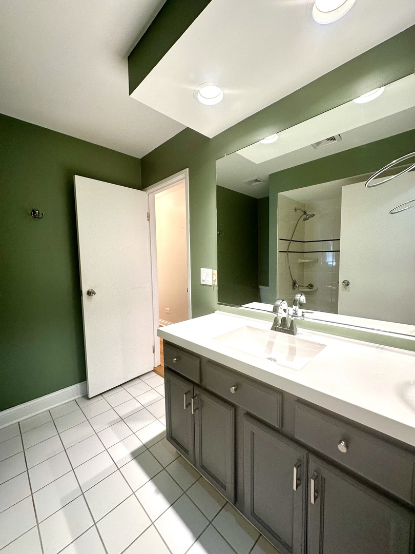 920 N Lakeside Drive #1D, Vernon Hills, IL 60061