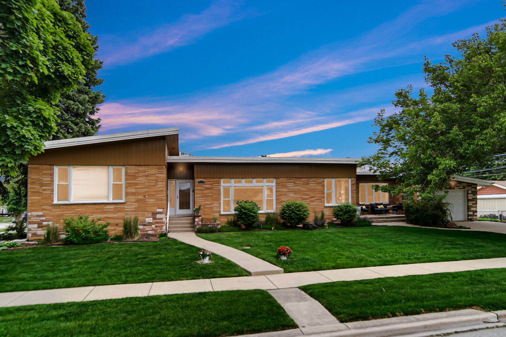 9157 S Avers Avenue, Evergreen Park, IL 60805