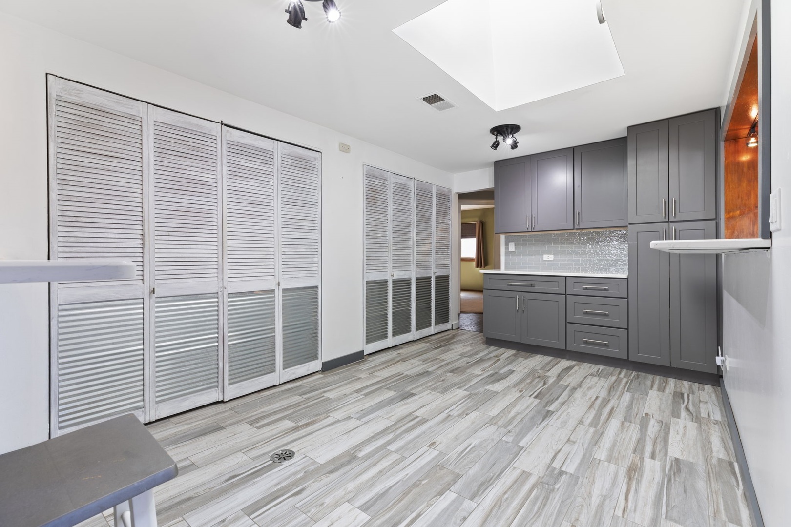 10016 Harnew Road, Oak Lawn, IL 60453