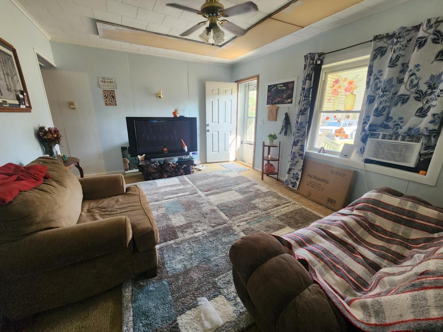 2011 E ELM Street, West Frankfort, IL 62896