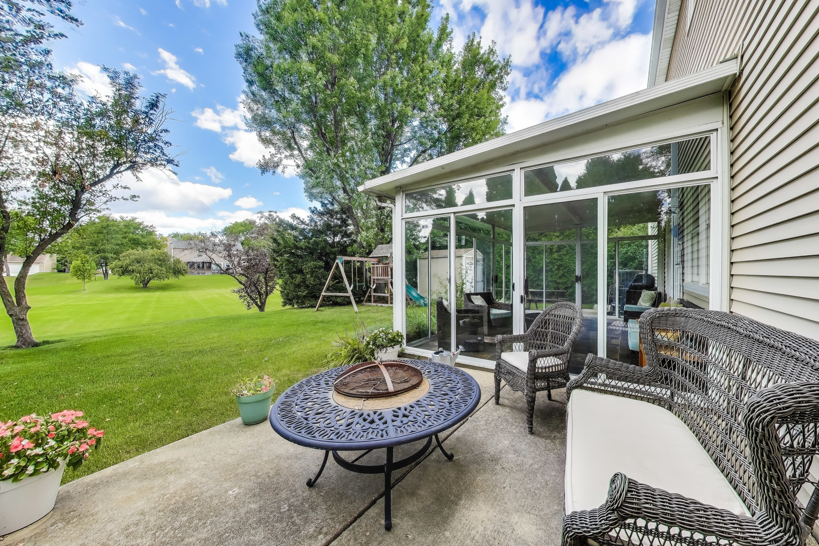 2608 N Wilshire Lane, Arlington Heights, IL 60004