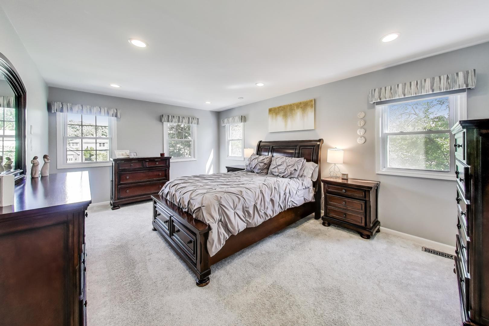 2608 N Wilshire Lane, Arlington Heights, IL 60004