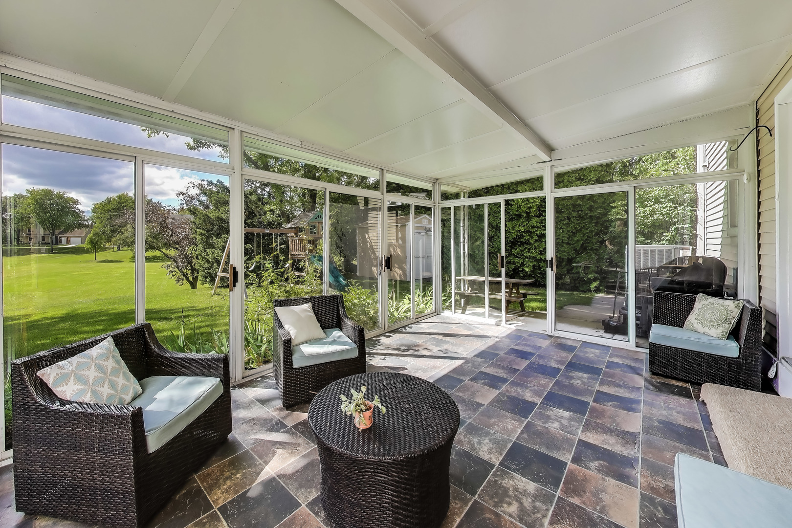 2608 N Wilshire Lane, Arlington Heights, IL 60004