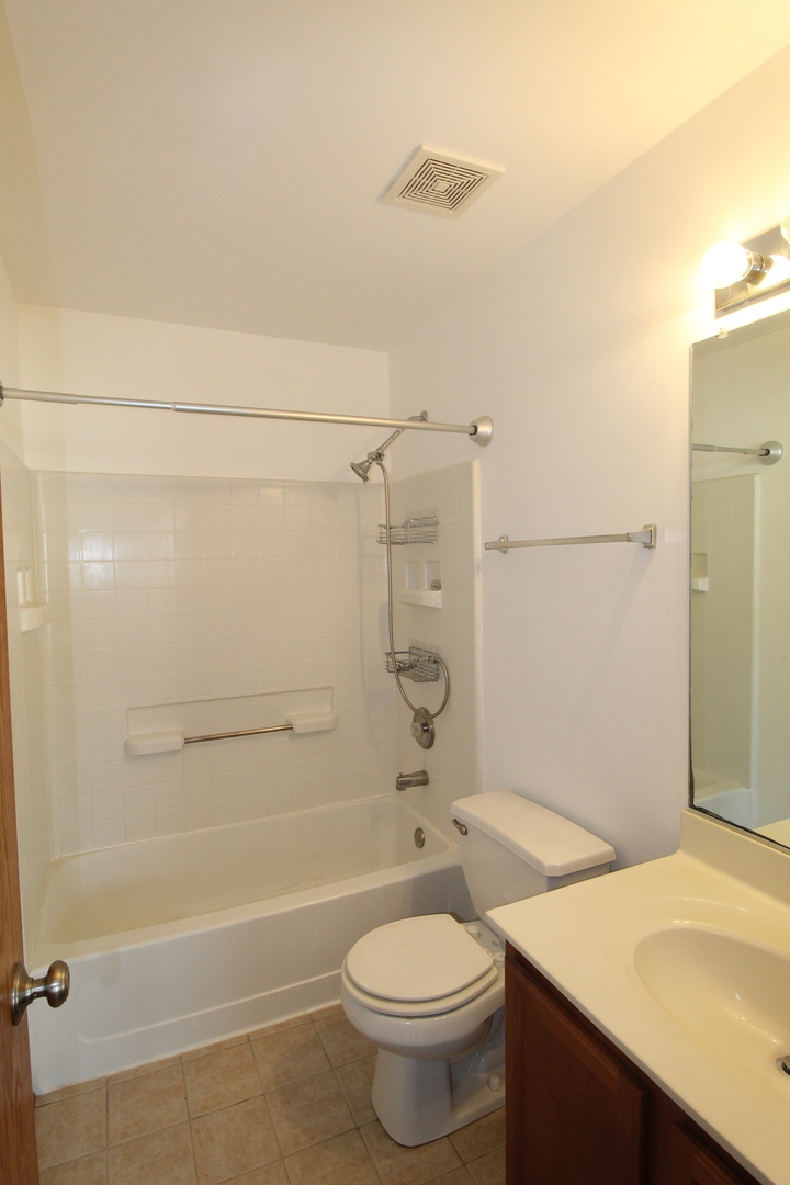 1506 W Turtle Creek Lane #1506, Round Lake, IL 60073