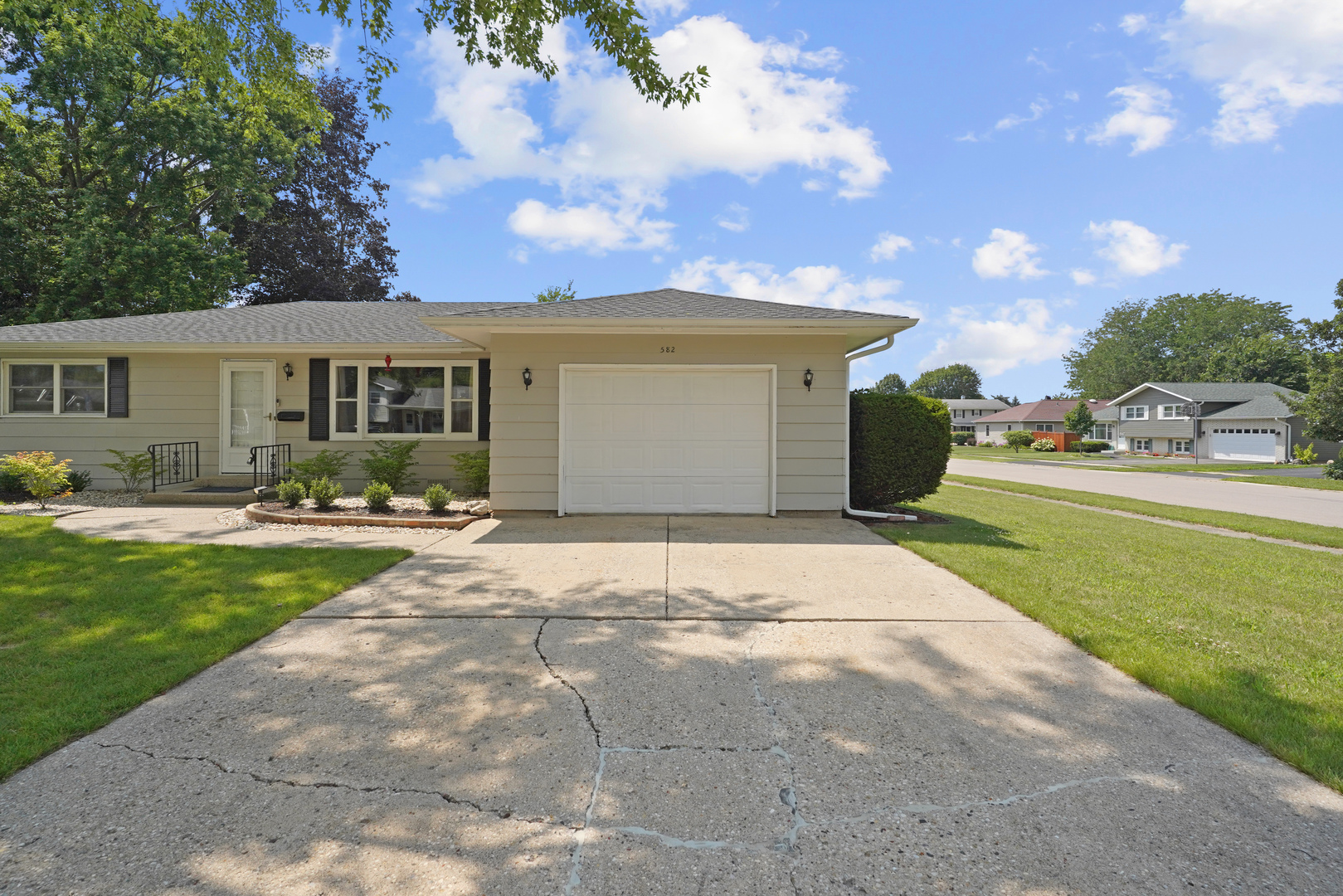 582 Phillips Circle, Antioch, IL 60002