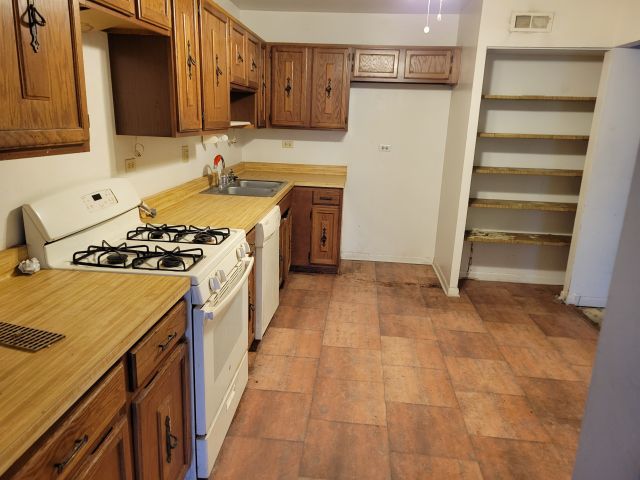 888 Swan Boulevard, Deerfield, IL 60015