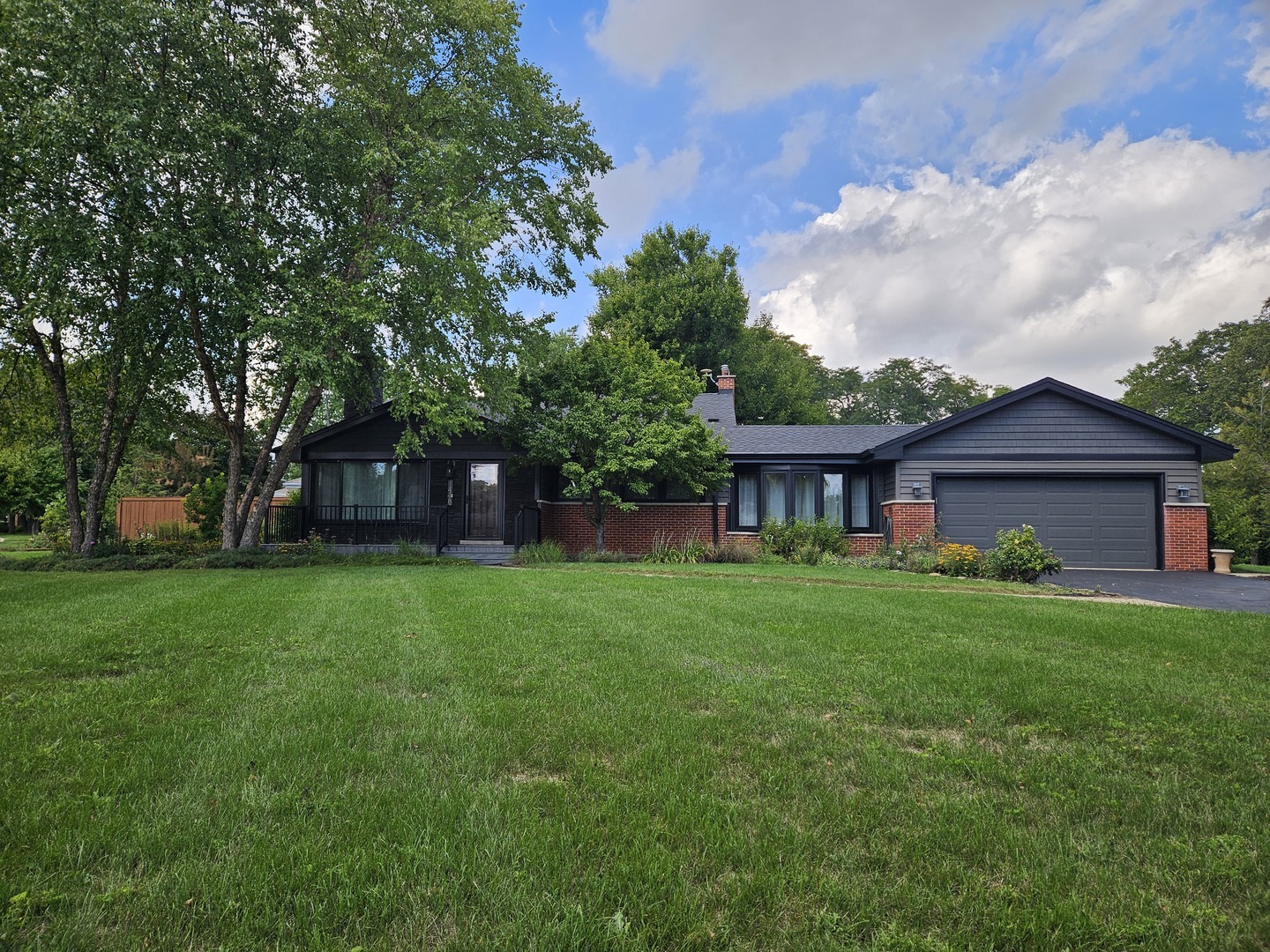 1418 W Saint James Place, Arlington Heights, IL 60005