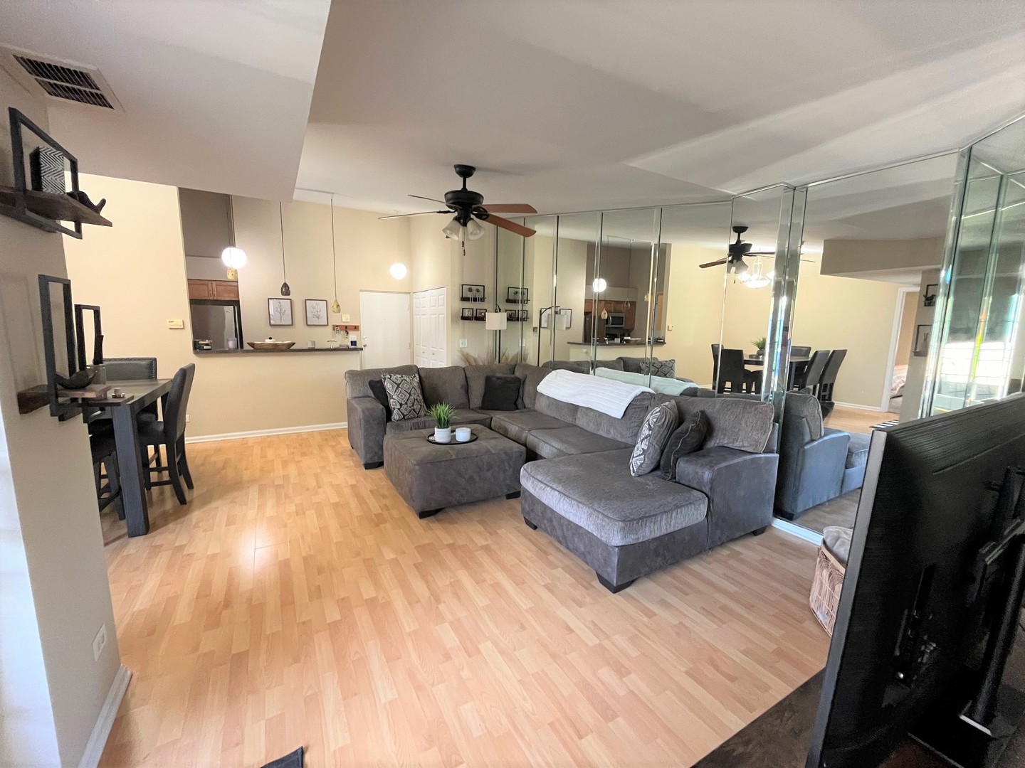 728 N Gary Avenue #212, Carol Stream, IL 60188