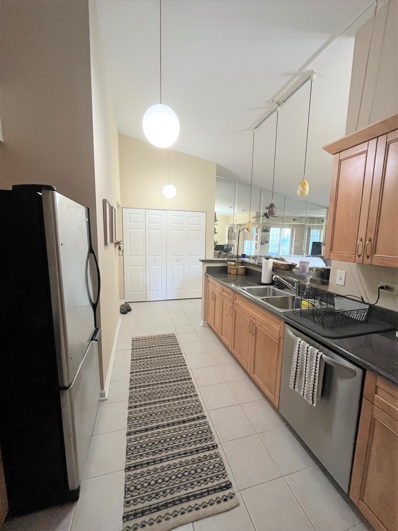 728 N Gary Avenue #212, Carol Stream, IL 60188