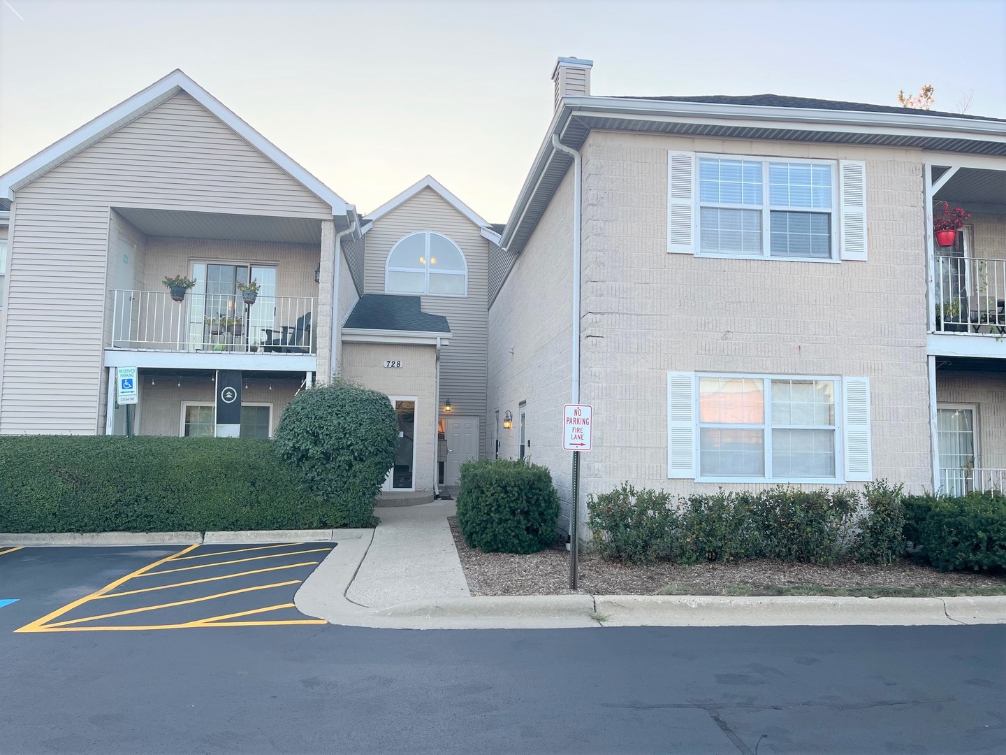 728 N Gary Avenue #212, Carol Stream, IL 60188