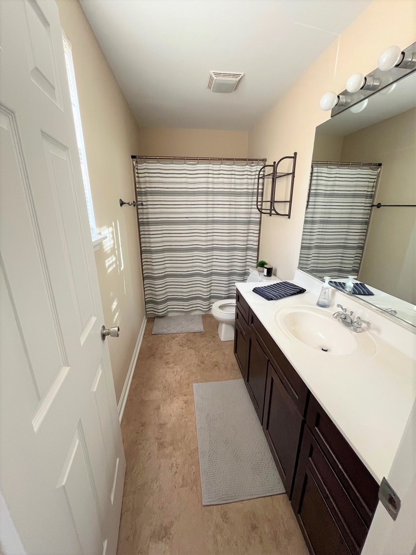 728 N Gary Avenue #212, Carol Stream, IL 60188