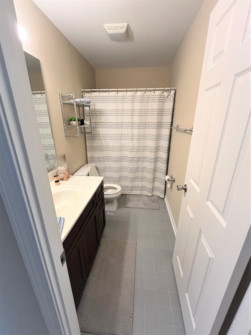 728 N Gary Avenue #212, Carol Stream, IL 60188