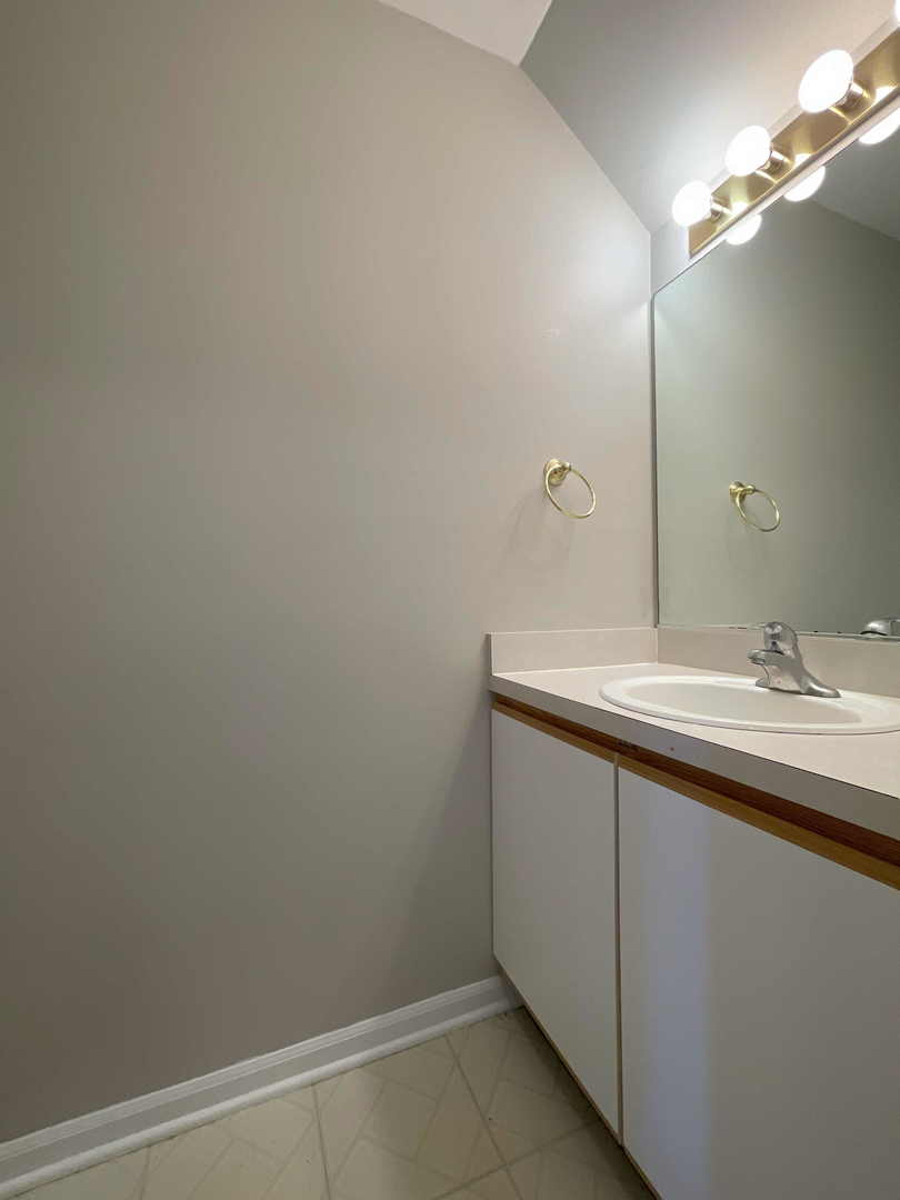 620 Cobblestone Court #620, Elgin, IL 60120