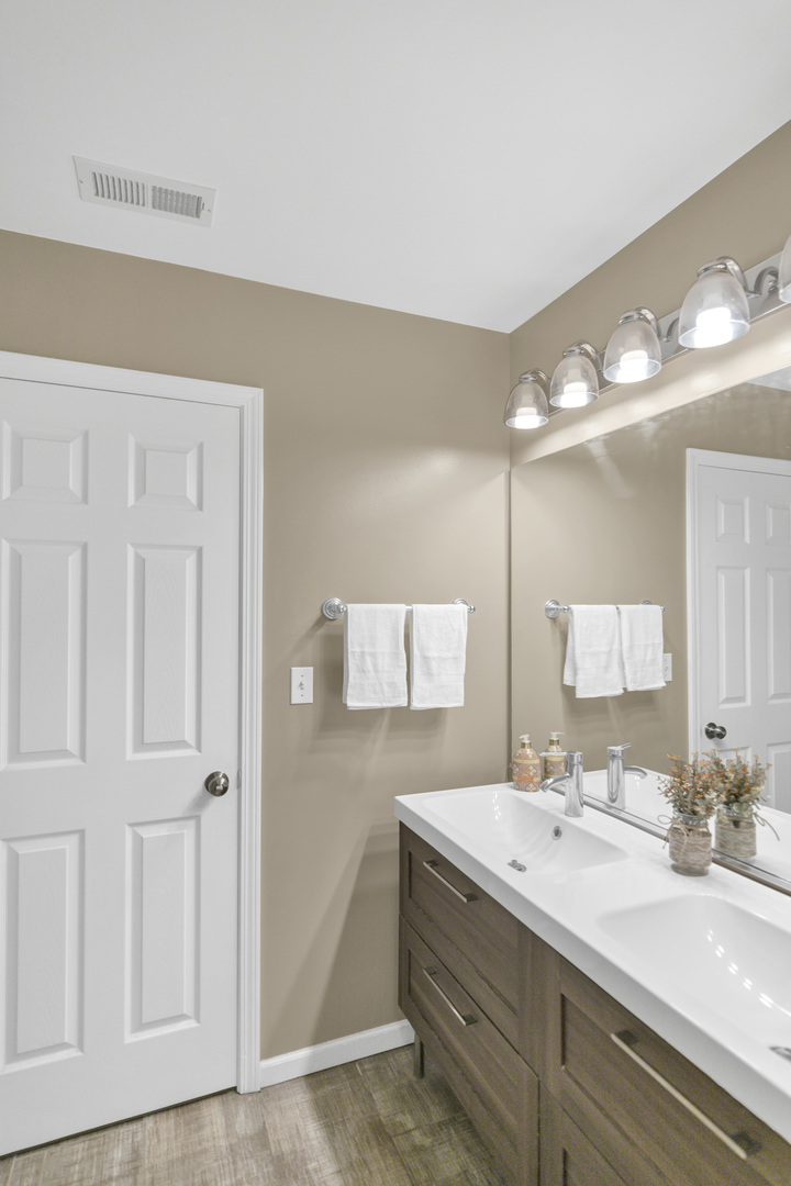 730 Stuarts Drive #730, St. Charles, IL 60174