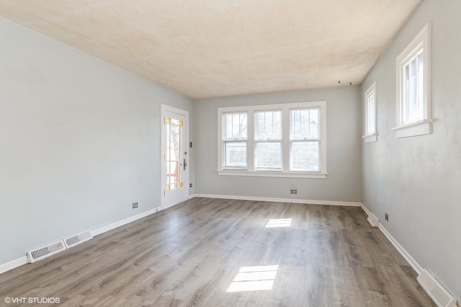220 S Linden Avenue, Westmont, IL 60559