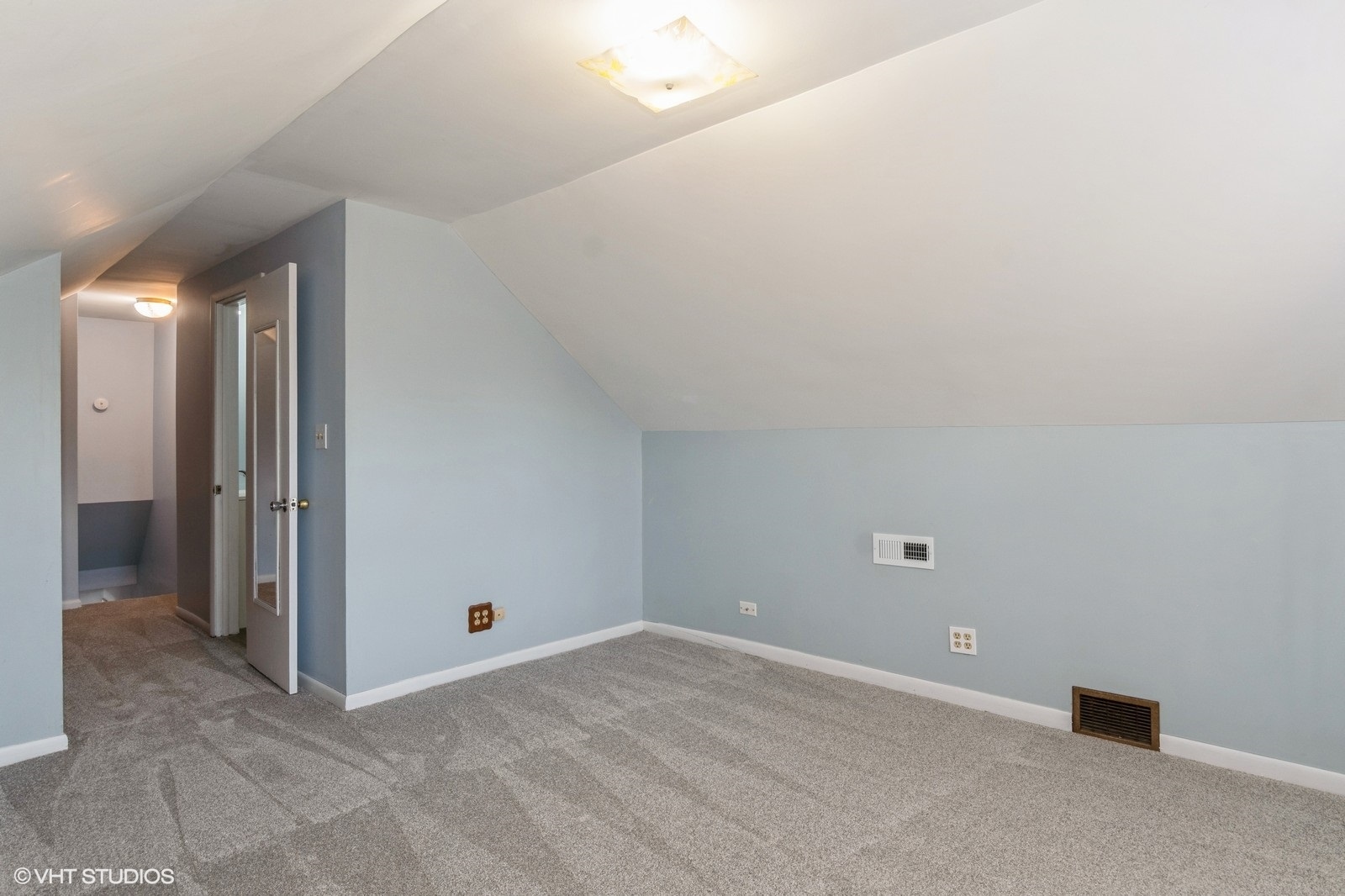 220 S Linden Avenue, Westmont, IL 60559