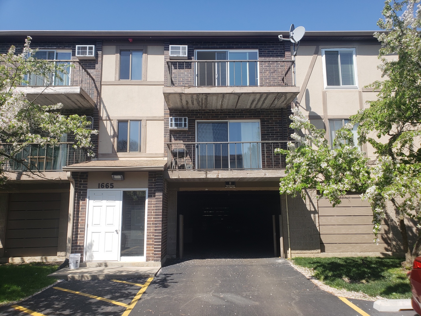 1665 Coach Drive #204, Naperville, IL 60565