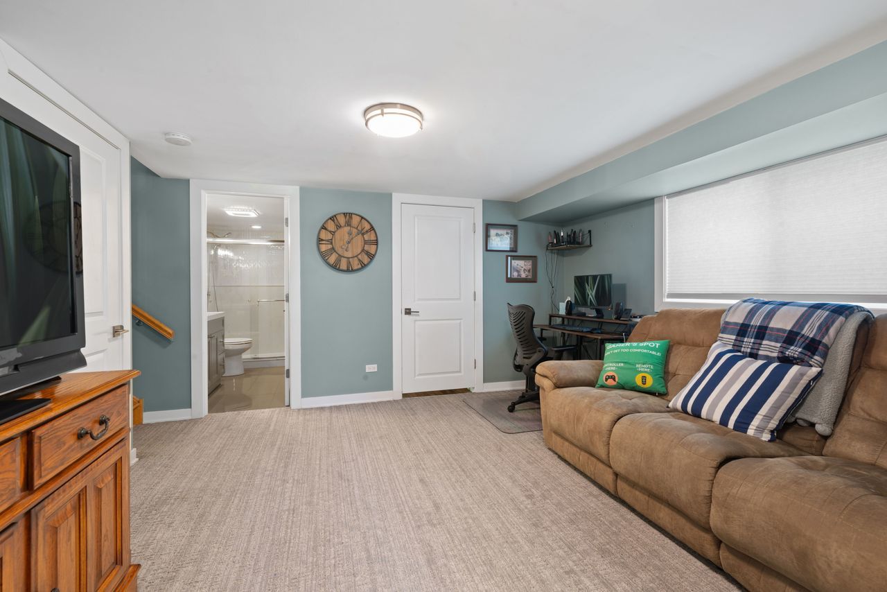 8517 W Madison Drive, Niles, IL 60714