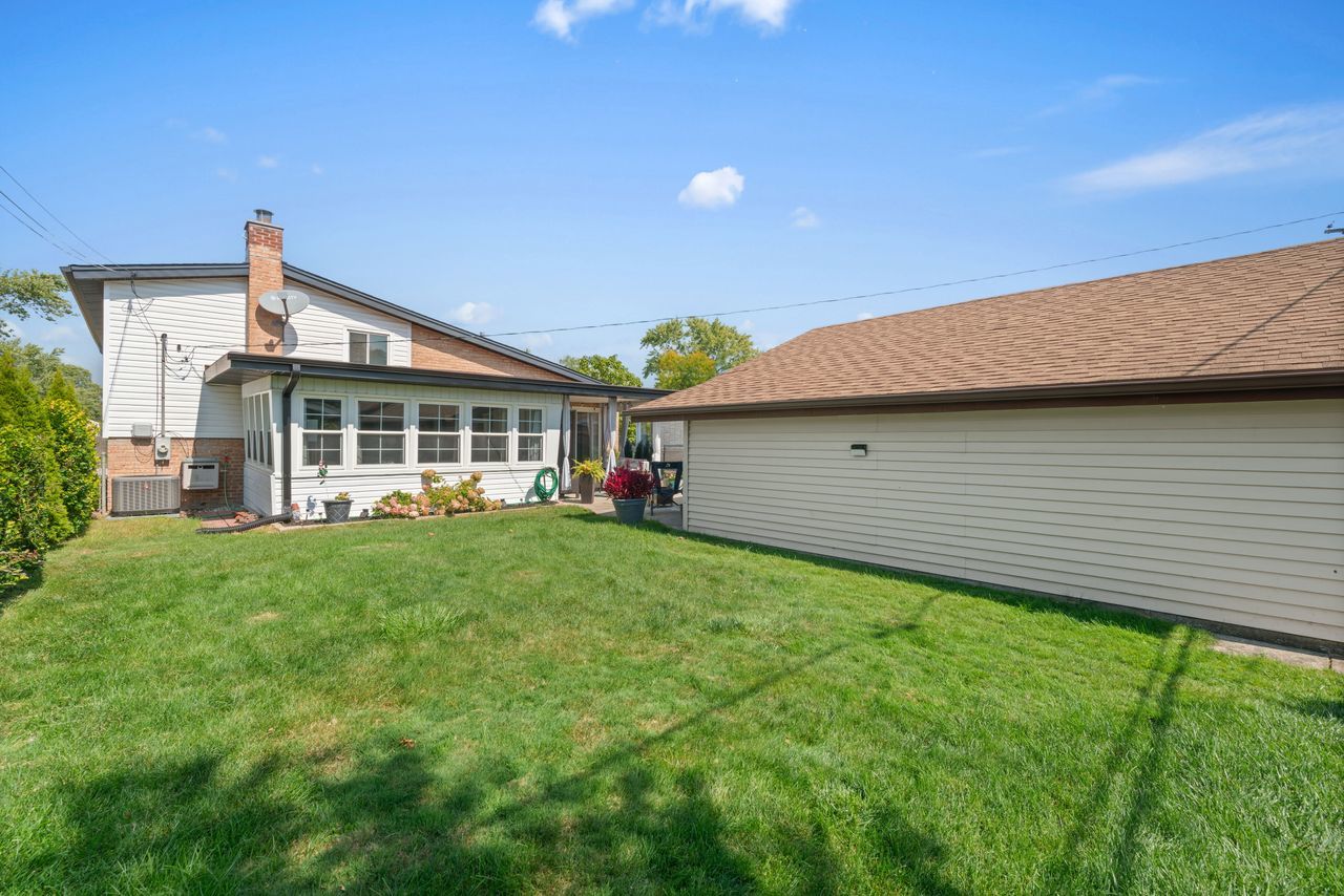 8517 W Madison Drive, Niles, IL 60714