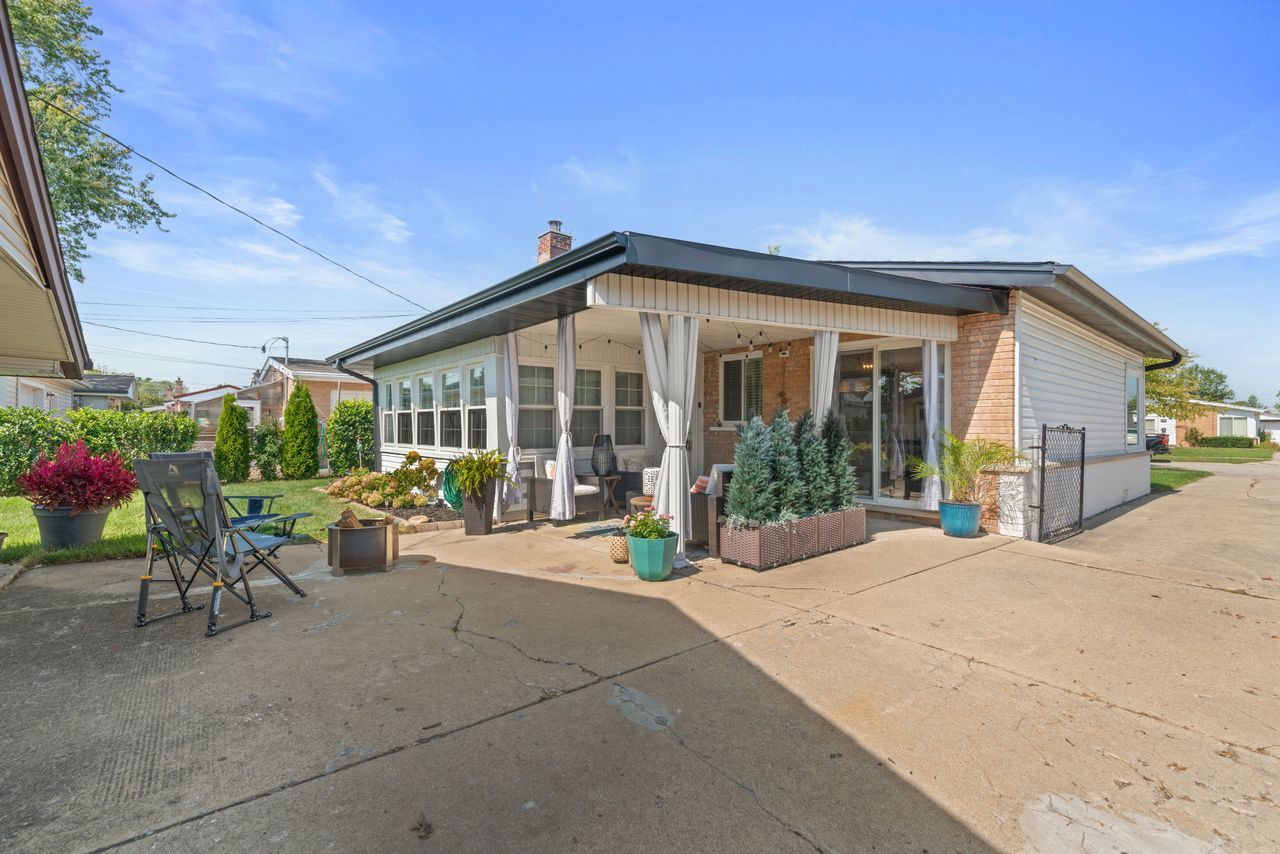 8517 W Madison Drive, Niles, IL 60714