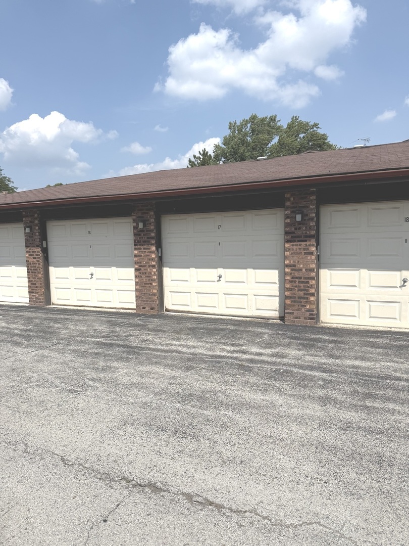 13933 James Drive #820, Crestwood, IL 60418