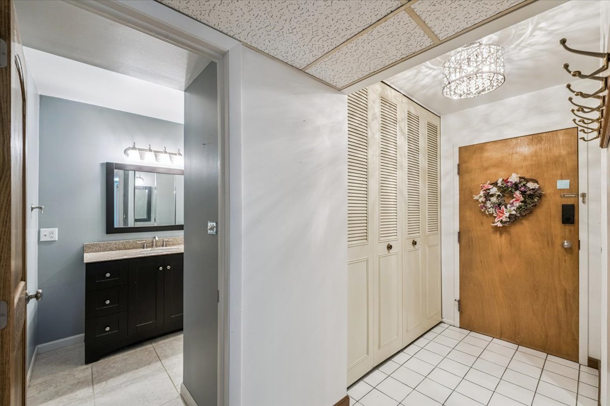 2600 Brookwood Way Drive #212, Rolling Meadows, IL 60008