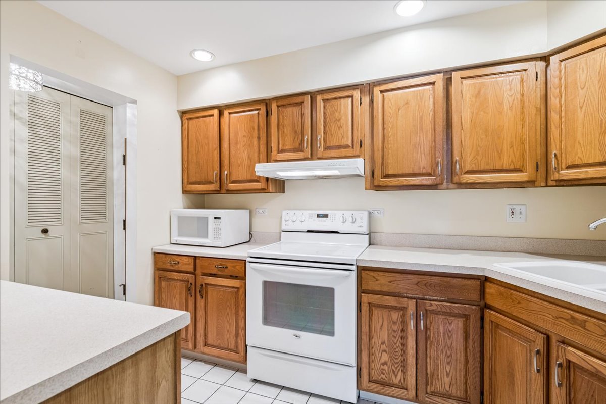 2600 Brookwood Way Drive #212, Rolling Meadows, IL 60008