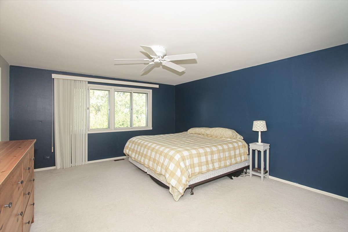 220 Kemah Lane, Schaumburg, IL 60193